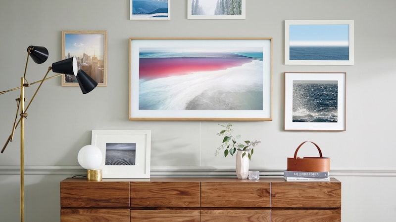 Телевизор Samsung The Frame, внешне похожий на картину в раме | AD Magazine