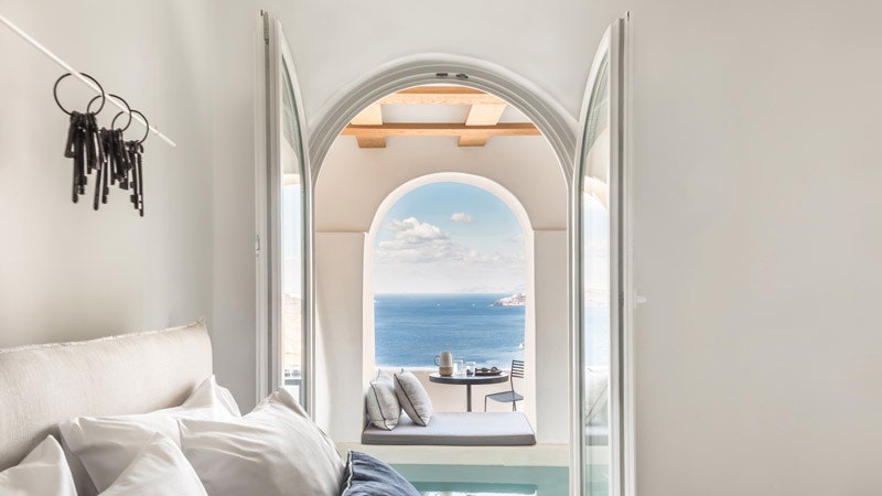 Камерный отель Porto Fira Suites на Санторини от студии Interior Design Laboratorium