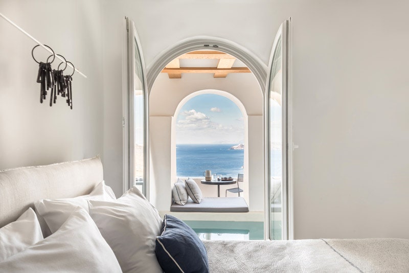Камерный отель Porto Fira Suites на Санторини от студии Interior Design Laboratorium