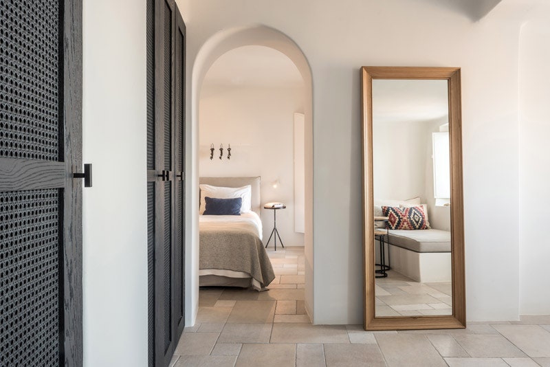 Камерный отель Porto Fira Suites на Санторини от студии Interior Design Laboratorium