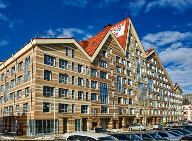 Высота здания варьируется от шести до одиннадцати этажей включая мансарды. В доме есть в том числе двухуровневые квартиры.