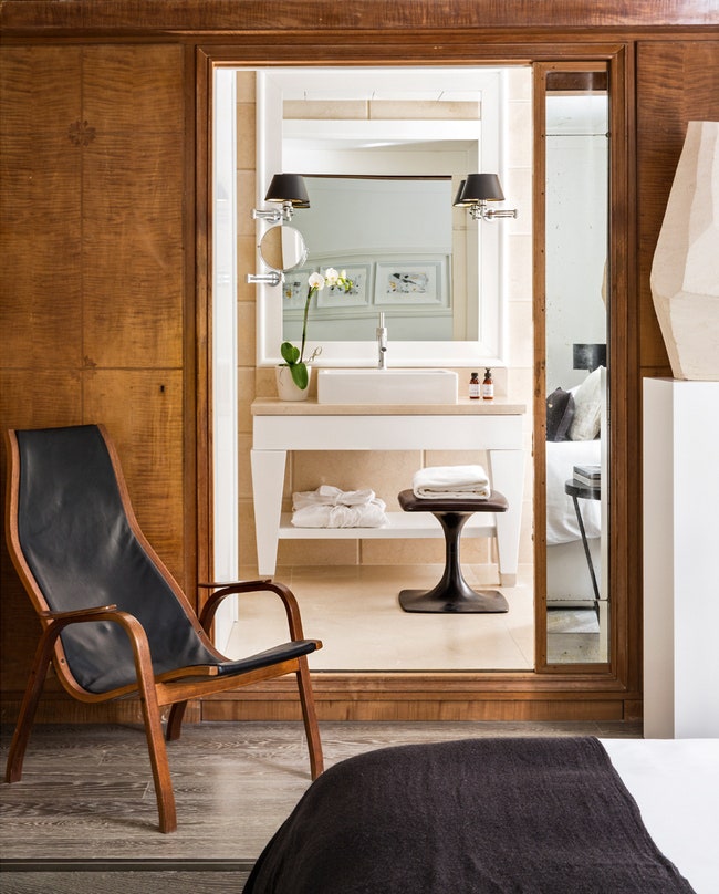 Номер грандделюкс со встроенными шкафами характерными для модернистской ­архитектуры.