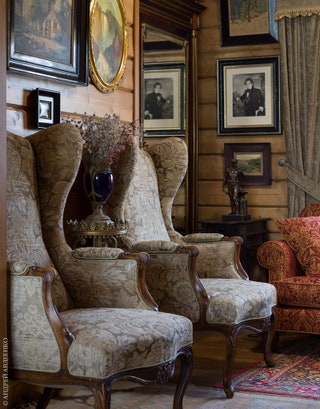 Фрагмент малой гостиной с антикварными английскии креслами.