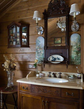 Главная ванная. Умывальник Gaia. Бра Decorative Crafts. Зеркало столик и витрина антикварные.