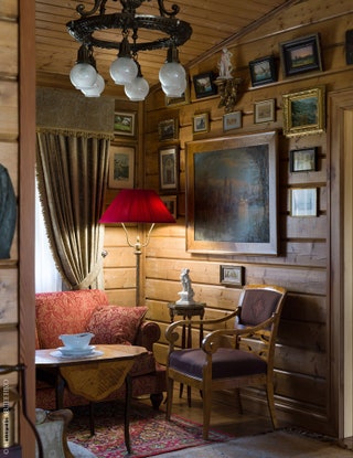 Кресло в стиле бидермейер и антикварная люстра в малой гостиной.