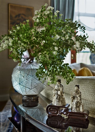 Фрагмент гостиной. На консоли по эскизам дизайнера стоит ваза Lalique и японские нэцке XIX века.