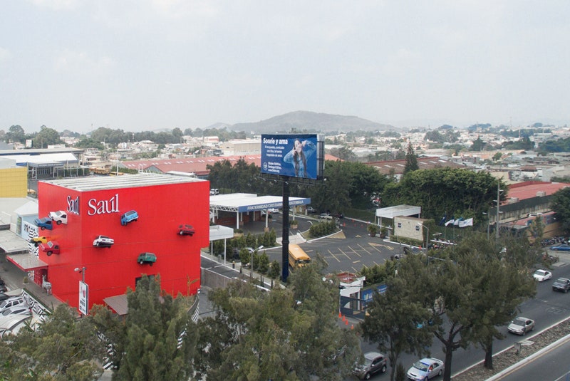 Бистро Madero в Гватемале красный куб с машинами от команды Taller Ken Architecture