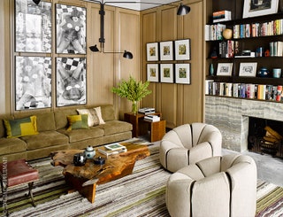 В гостиной висит четырехчастная работа Сары Лукас. Столик по дизайну Джорджа Накасимы кресла по дизайну Пьера Полена.