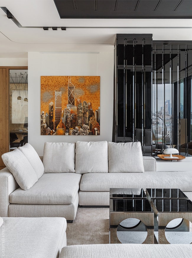 В гостиной диваны Leonard и журнальные столики Munch по дизайну Родольфо Дордони для Minotti. Картина Golden City Студии...