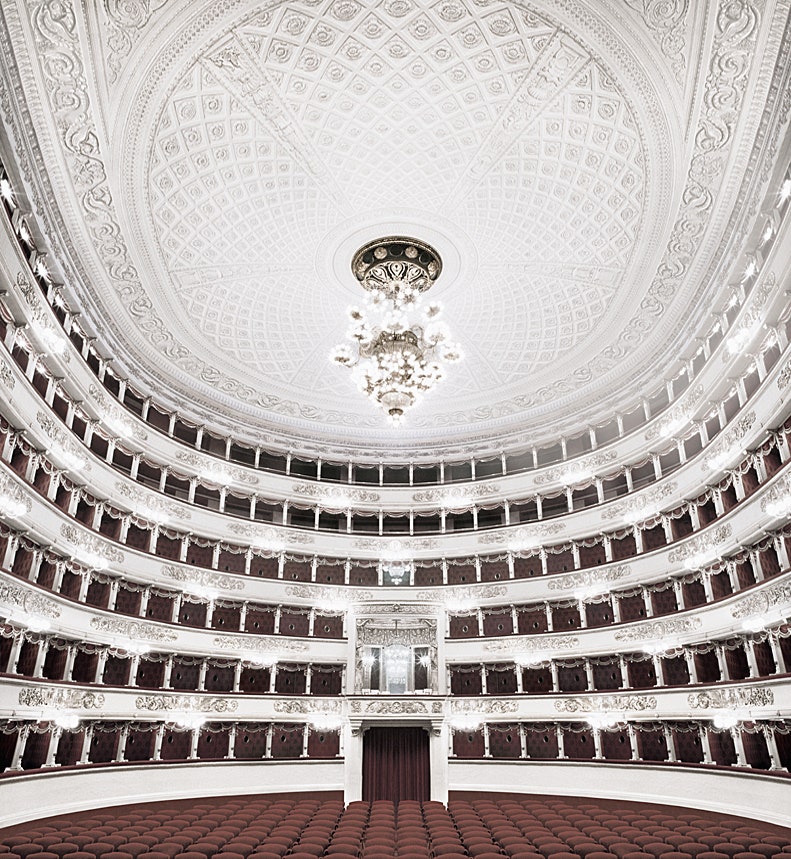 Зал театра Ла Скала. Фото Маттиаса Шаллера Milano из серии Fratelli dItalia .