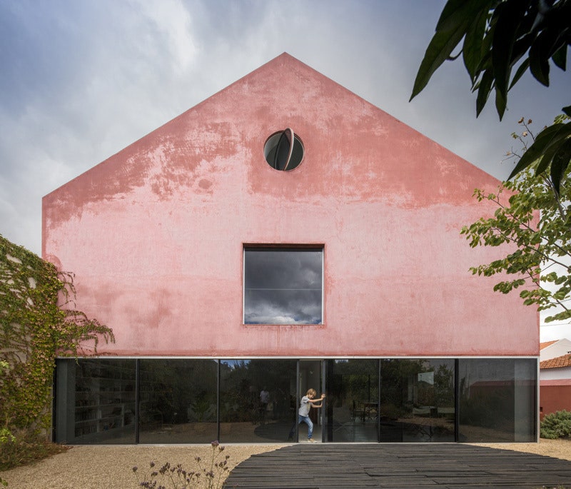 Дом в здании бывшей винодельни в Португалии проект бюро Extrastudio