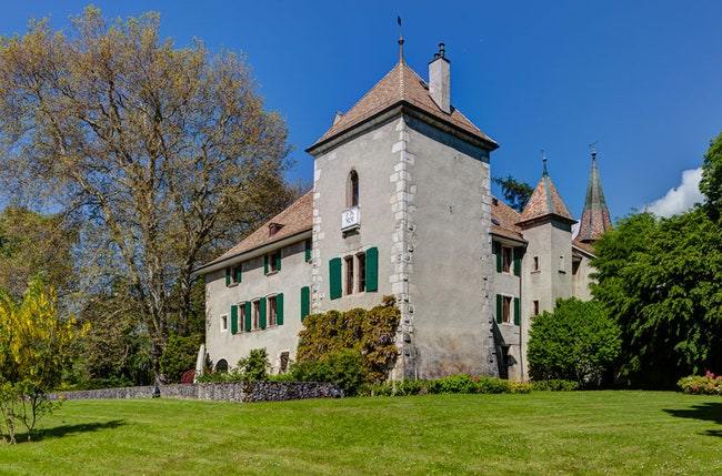 Замки которые можно купить шато в Ло и Гаронне во Франции замок в Жингэне в Швейцарии | Admagazine