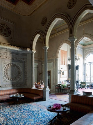 Парадная анфилада дворца Сурсок имеет длину три­дцать пять метров и девятиметровые потолки.