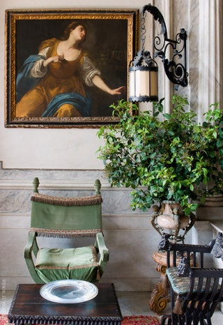 В зимнем саду хранится множество произведений искусства в том числе эта “Магдалина” приписываемая Артемизии Джентилески.