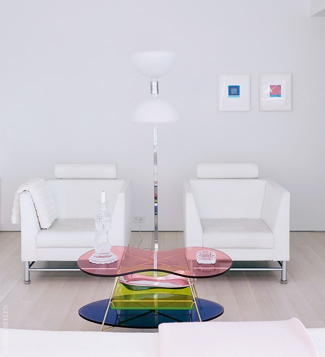 Фрагмент гостиной с лампой по дизайну Филиппа Старка и креслами Этторе Соттсасса.