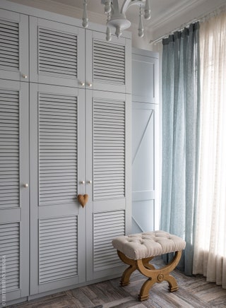 Встроенный шкаф в прихожей сделан по эскизам декораторов. Табурет и люстра Gramercy Home.