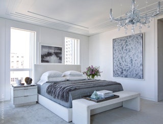 Минималистичный дизайн комнат служит хорошим фоном для коллекции искусства.