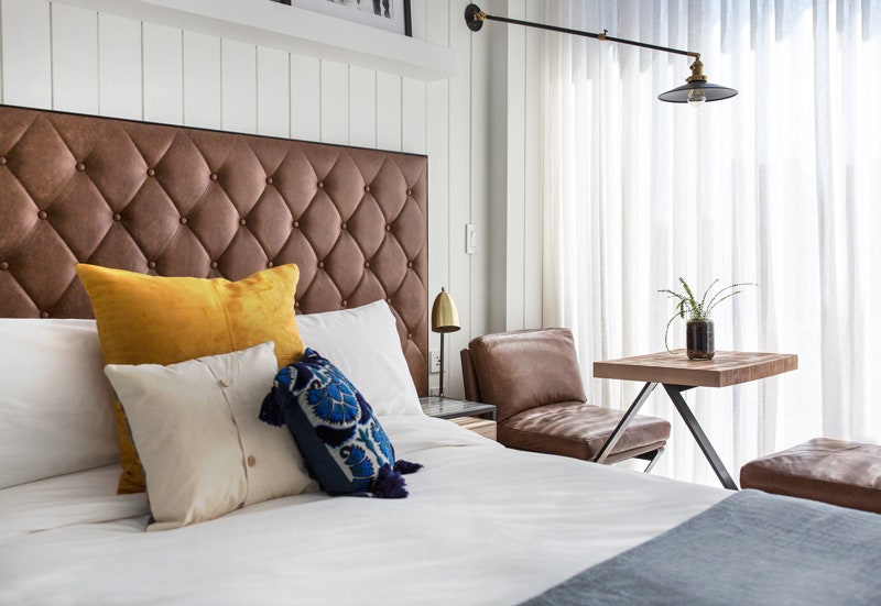 Кровати и другая кожаная мебель сделана при участии дизайнера Билла Амбера.
