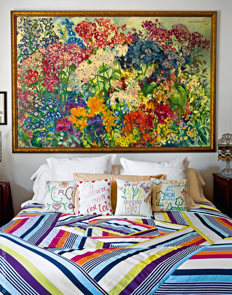 Фрагмент главной ­спальни. На кровати текстиль Karlin Missoni Home и вышитые подушки Fragonard. На стене картина...