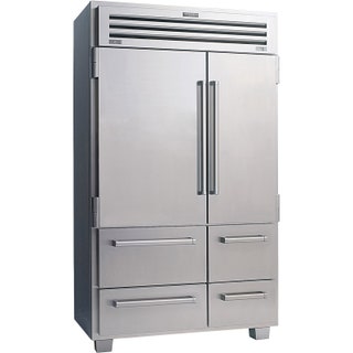 Холодильник из коллекции Built In сталь SubZero.