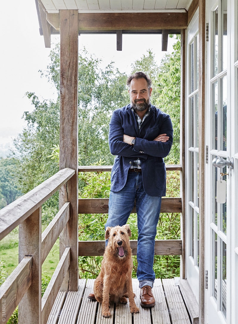 Хозяин дома совладелец мебельной марки Another Country Пол де Зварт со своим псом Уиклоу.