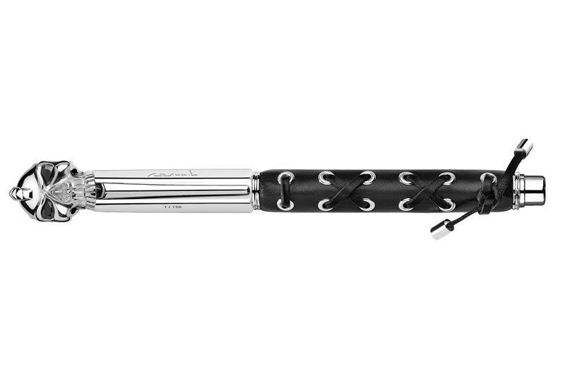 Ручка марки Caran dAche по дизайну Питера Марино с колпачкомчерепом.
