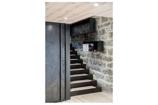 Временный офис архитектурного бюро Moxon в Абердиншире Шотландия. Лестница сделана из металла и покрыта воском.