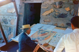 Великому архитектору Фрэнку Ллойду Райту в этому году 150 лет. На этом фото 1955 года он рассматривает собственные...