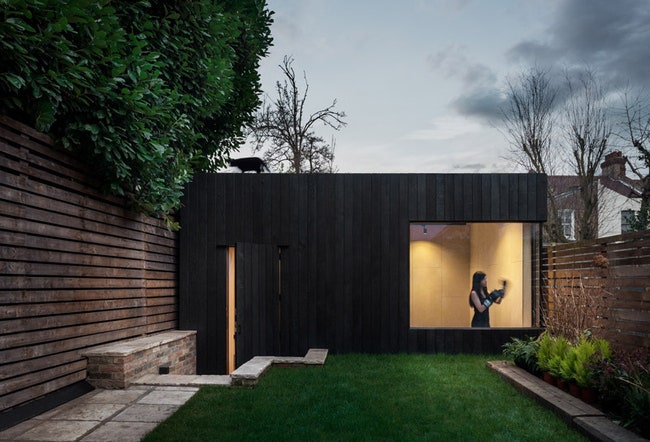 Спортзал на заднем дворе дома в Северном Лондоне работа бюро Eastwest Architecture | Admagazine