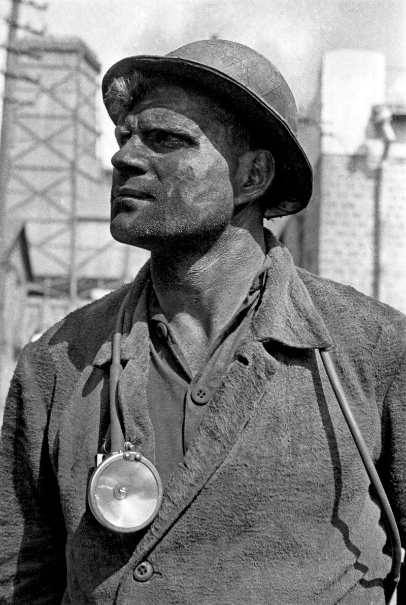 Марк МарковГринберг. Знатный шахтер Никита Изотов. Горловка 1934 год.