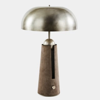 Настольная лампа Metronome из латуни и телячьей кожи.