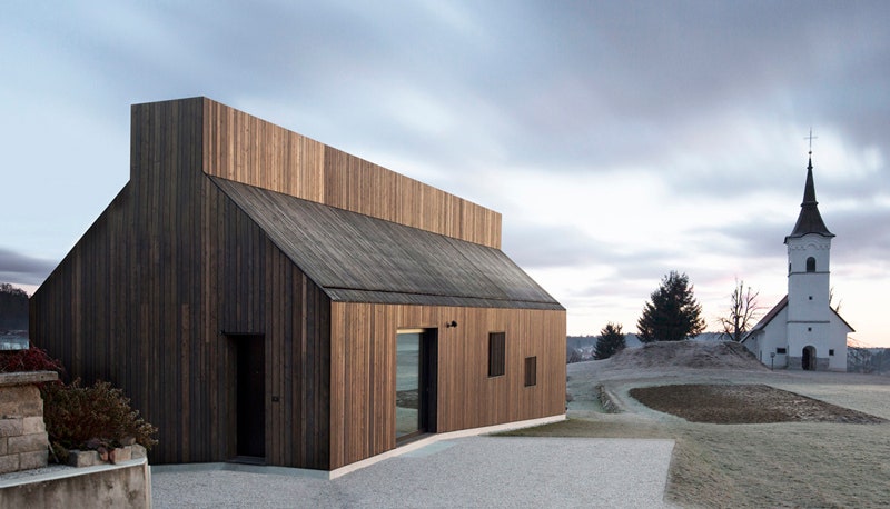 Дом с дымоходом в Словении работа архитекторов Алёши Деклева и Тины Грегорич | Admagazine