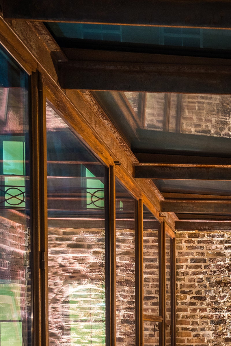 Галерея в Лондоне от бюро Gianni Botsford Architects стеклянные экраны со слоёным эффектом
