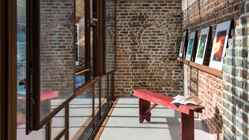 Галерея в Лондоне от бюро Gianni Botsford Architects стеклянные экраны со слоёным эффектом