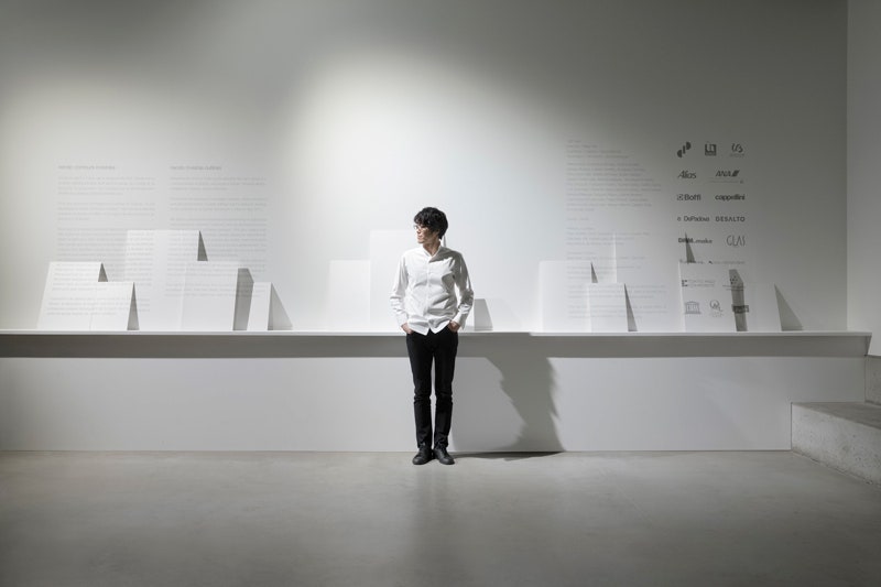 Дизайнер и основатель студии Nendo Оки Сато на выставке.
