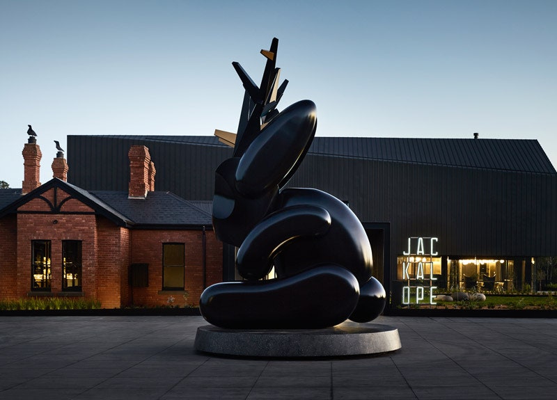 Отель Jackalopeв Австралии со скульптурой кроленя и интерьерами посвященными искусству трансформации