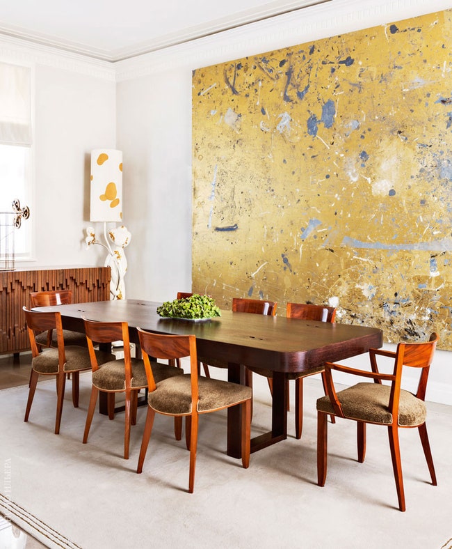 Вокруг стола в столовой стоят французские стулья 30х годов. Большая золотистая картина итальянского художника Рудольфа...