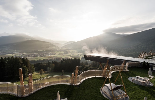 Отель Hubertus в Альпах со стволамиколоннами и парящим бассейном | Admagazine