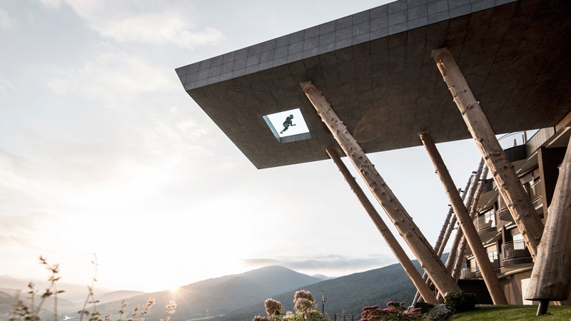 Отель Hubertus в Альпах со стволамиколоннами и парящим бассейном | Admagazine
