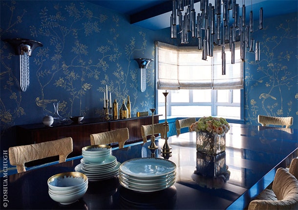 Для оформления столовой Элена Фрэмптон выбрала синие обои de Gournay потолок выкрасила в поддержку обоям  тоже в синий...