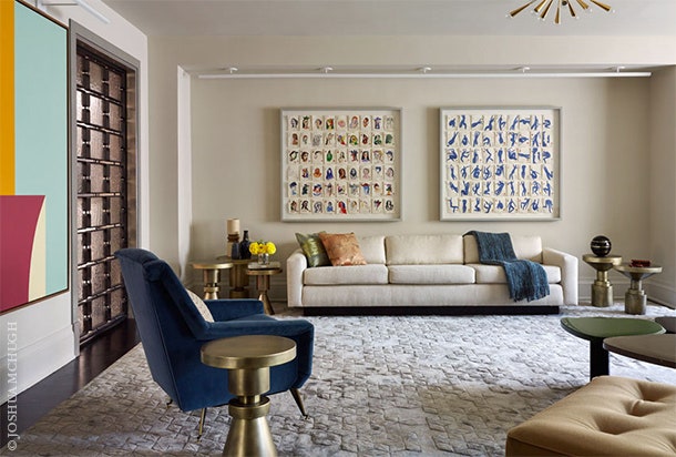 Гостиная. Диван Harvey Probber. Нам диваном висят работы художника Холи Фрина. Пол устлан ковром от The Rug Company.