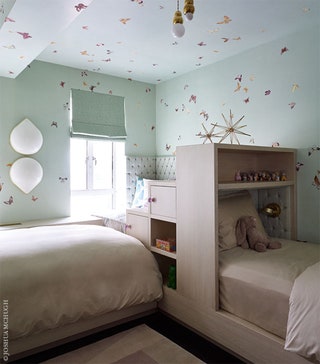 Крохотные светильники в девичьей детской сделаны по дизайну Майкла Анастасиадиса. Стены оклеены обоями от de Gournay.