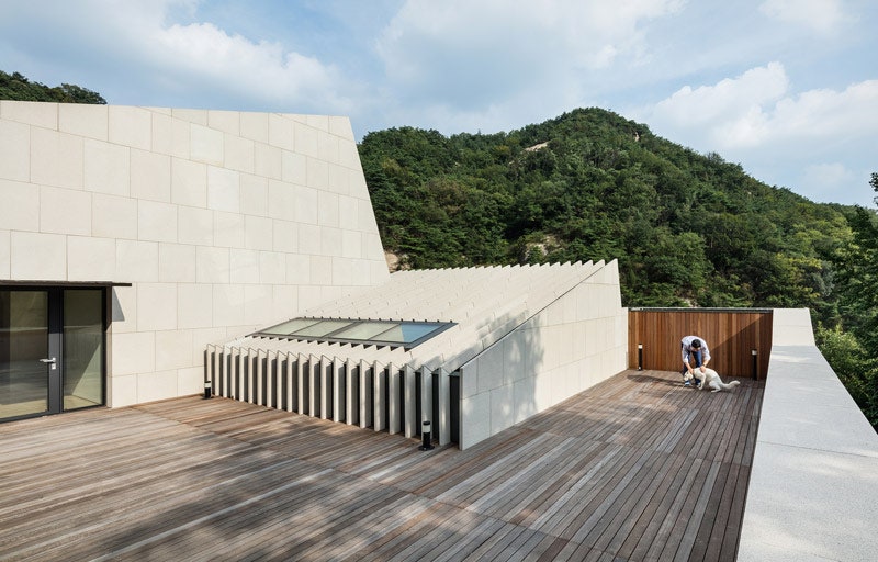 «Глубокий дом» в Сеуле у горы Пукхансан по проекту Хомина Кима из бюро poly.m.ur