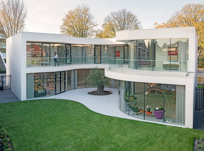 Волнистый дом в Роттердаме со стеклянным фасадом выходящим во внутренний двор | Admagazine