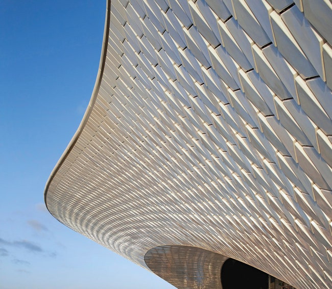 Музей искусства архитектуры и технологий  в Лиссабоне. Здание буквально растеклось белой изящной волной по побережью...