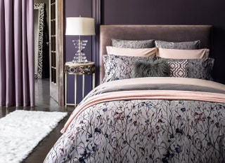 Комплект постельного белья с ­узором Violetta и ­однотонного Royal.