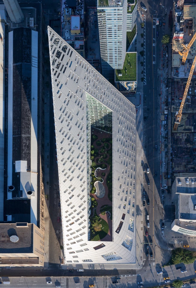 VIA 57 West признан одним из лучших проектов 2016 года. Ингельс создал гибрид ньюйоркского небоскреба и европейского...