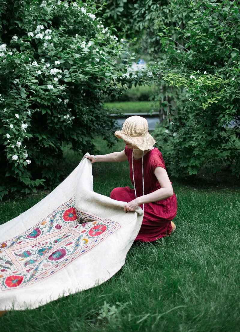 Антикварная вышивка сюзане привезенная из Узбекистана с каймой из антикварной русской ткани.