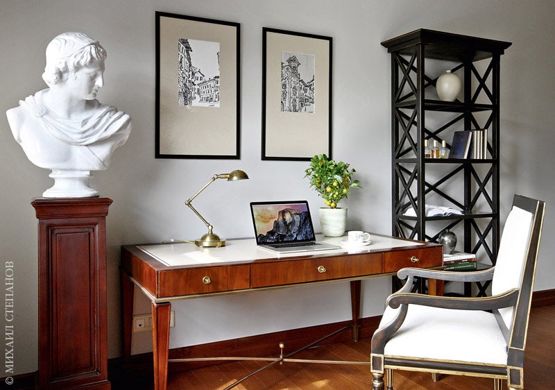 Фрагмент кабинета который также служит гостевой спальней. Письменный стол Selva. Над ним наброски “Флоренция” Евгения...