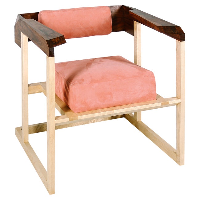 Кресло Pink Creamson из ореха клена и замши.